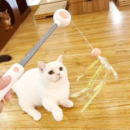 Hand speelt met de uittrekbare kattenteaser bij een witte kat op de houten vloer