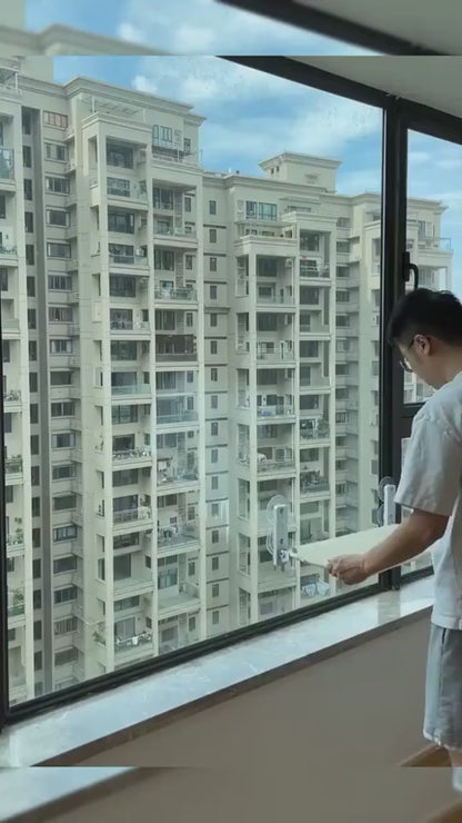 Video van de raamhangmat met zuignappen die aan het raam hangt